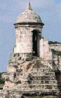 Restos de la muralla con garita