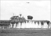 El finalmente hundido Hornet bajo ataque japon�s