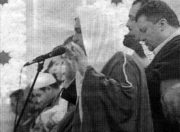 el imam Munir ante el fretro de Osama Elamrati