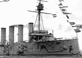 HMS Drake con proa de espolón