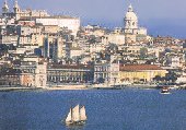 Velero frente a Lisboa