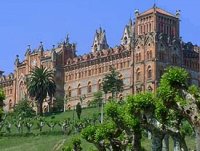 Universidad Comillas>
<b>Universidad Pontificia.</b><br>   
Tras la construccin del conjunto de Sobrellano slo le restaba al marqus promover una gran 